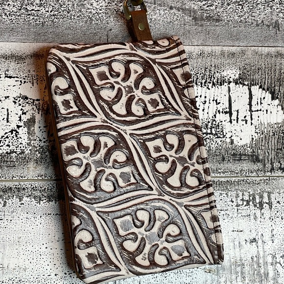 Cowhide Wristlet Clutch Leather Brown Embossed Leather Crossbody bag zippered - Picture 2 of 8